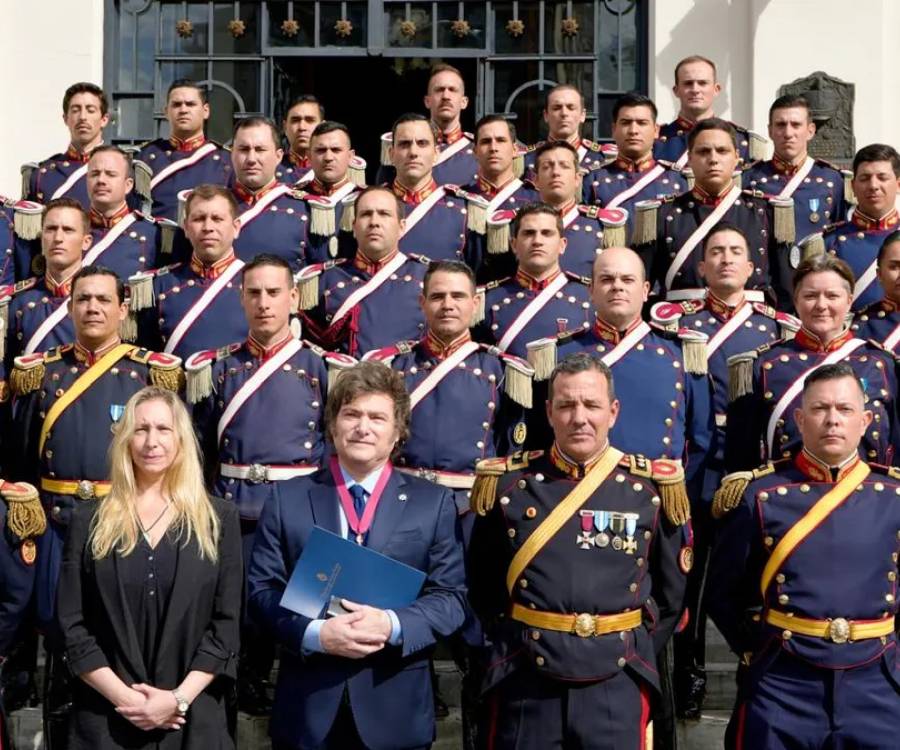 POLEMICO: Milei recibió la “Orden Ecuestre Militar de los Caballeros” y fue declarado “granadero honorífico”