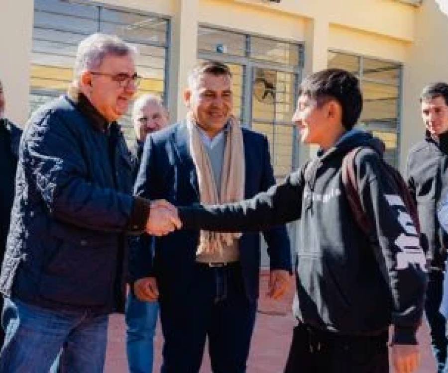 Raúl visitó la Escuela Secundaria de Los Varela y anunció la construcción de un playón deportivo