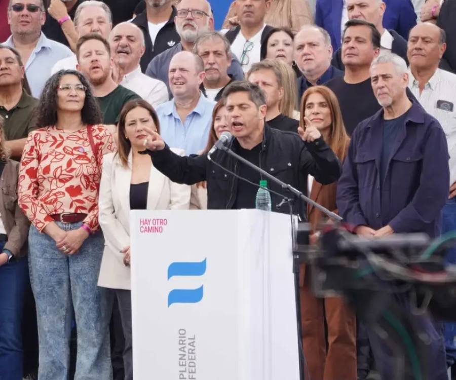 Según una encuesta, Kicillof tiene más imagen positiva que Milei en Catamarca