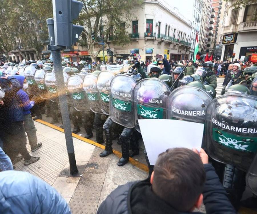 La represión de Bullrich a los jubilados dejó más de 80 heridos
