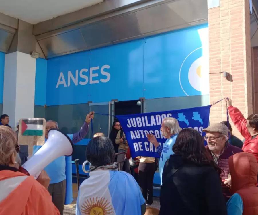 Ruidosa protesta de los Jubilados Autoconvocados frente a ANSES