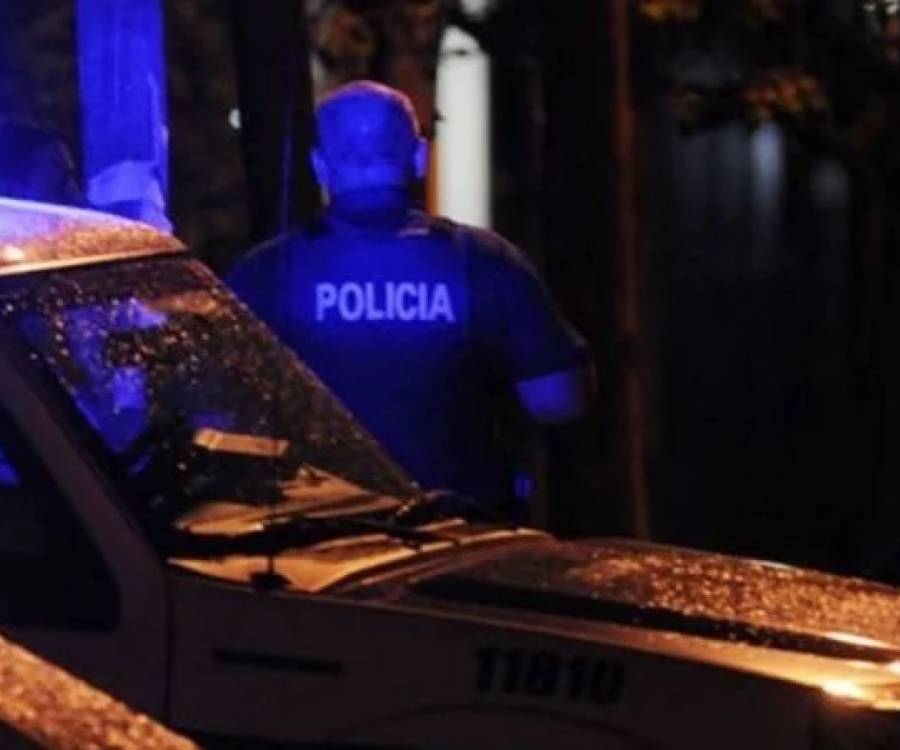 Balearon dos autos y el frente de un comercio, la Justicia investiga si fue un ajuste de cuentas