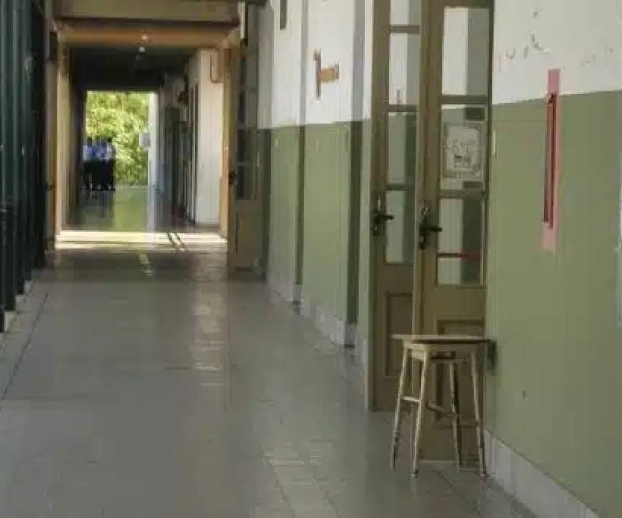 Bronca de padres: la directora de La Fray humilló a alumnas midiendo polleras frente a sus compañeros