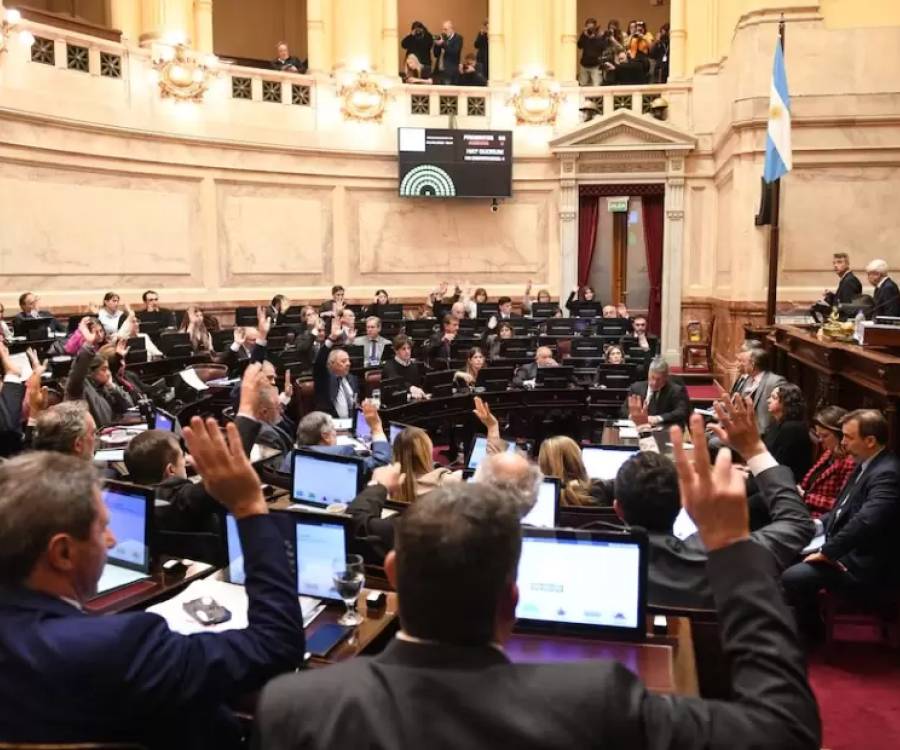 La oposición aprobó una regulación restrictiva de los DNU que complica al Presidente