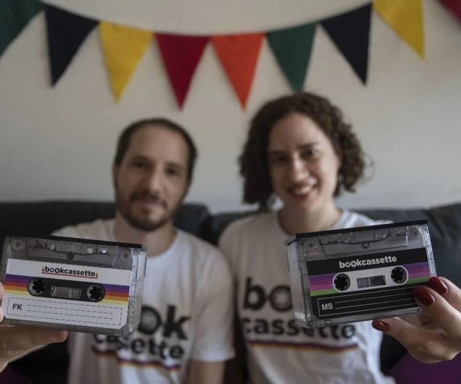 Son argentinos y tuvieron una idea genial: convirtieron viejos casetes en libros para leer 