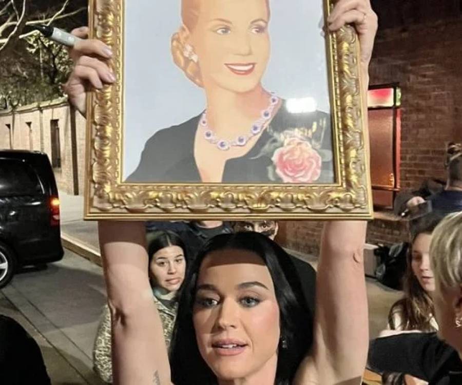Katy Perry llega a Argentina y se vuelve viral por levantar un cuadro de Eva Perón