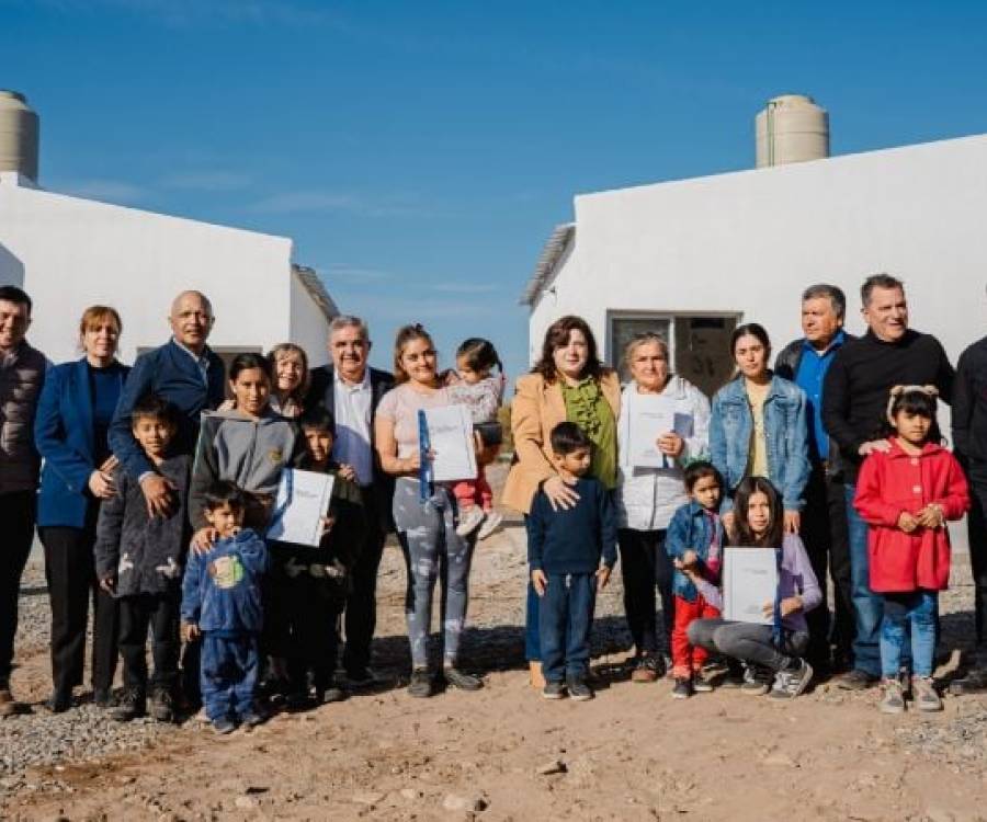 Huillapima: el Gobierno entregó viviendas sociales y más familias cuentan con un techo propio