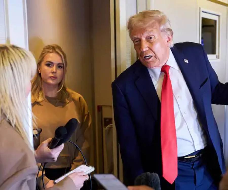 Trump dice que cadenas de TV que lo critiquen “tal vez” pierdan su licencia