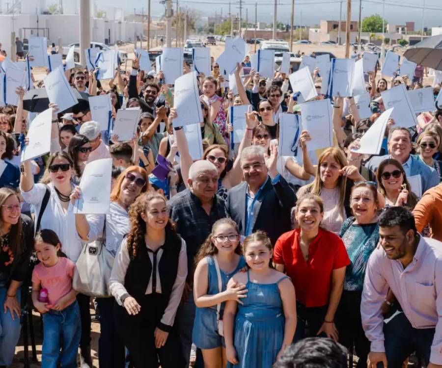 El Gobierno entregó 175 viviendas a profesionales catamarqueños