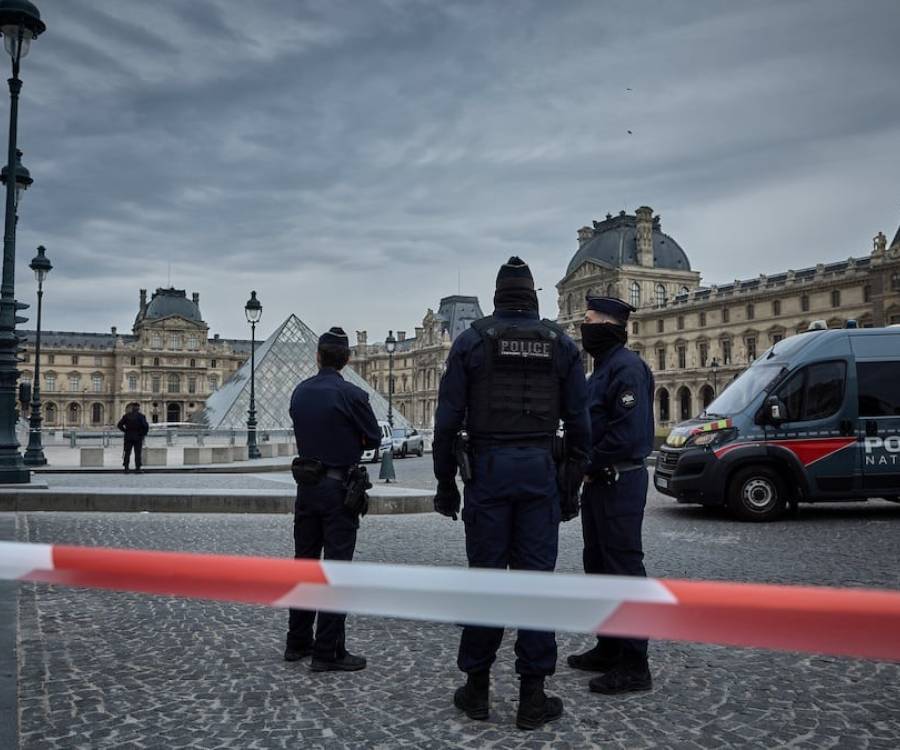 Francia: Robo de pelicula en el Museo Louvre