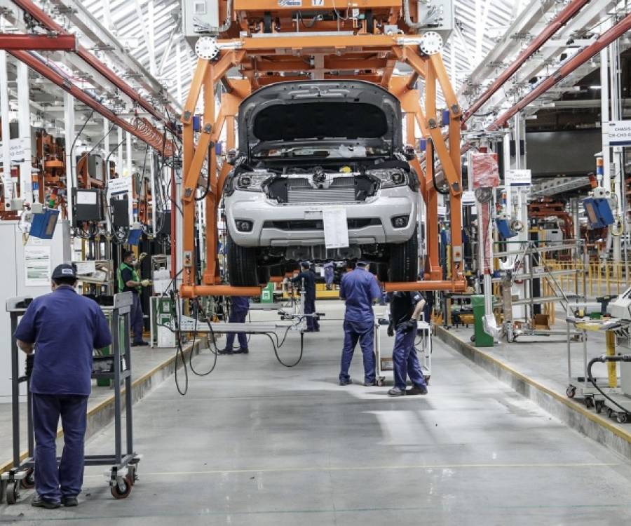 La industria profundiza su retroceso y redujo su aporte al Producto Bruto Interno