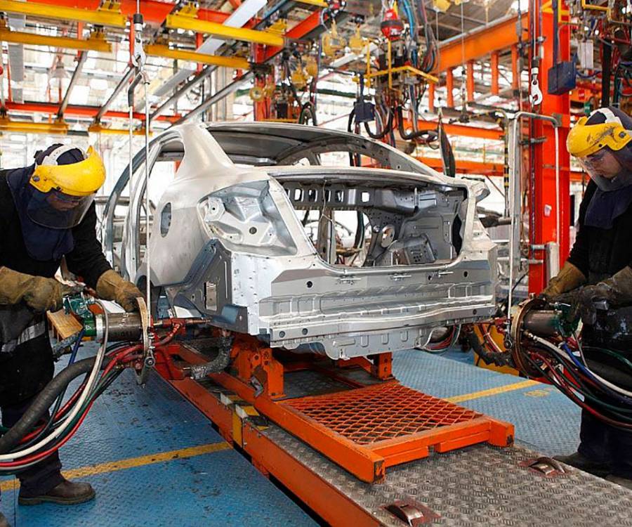 La producción de autos y utilitarios se desplomó casi un 30% en noviembre