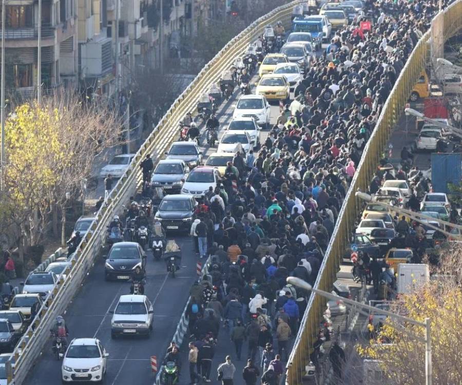 Iran: protestas masivas desafían al régimen y apuntan contra Jamenei