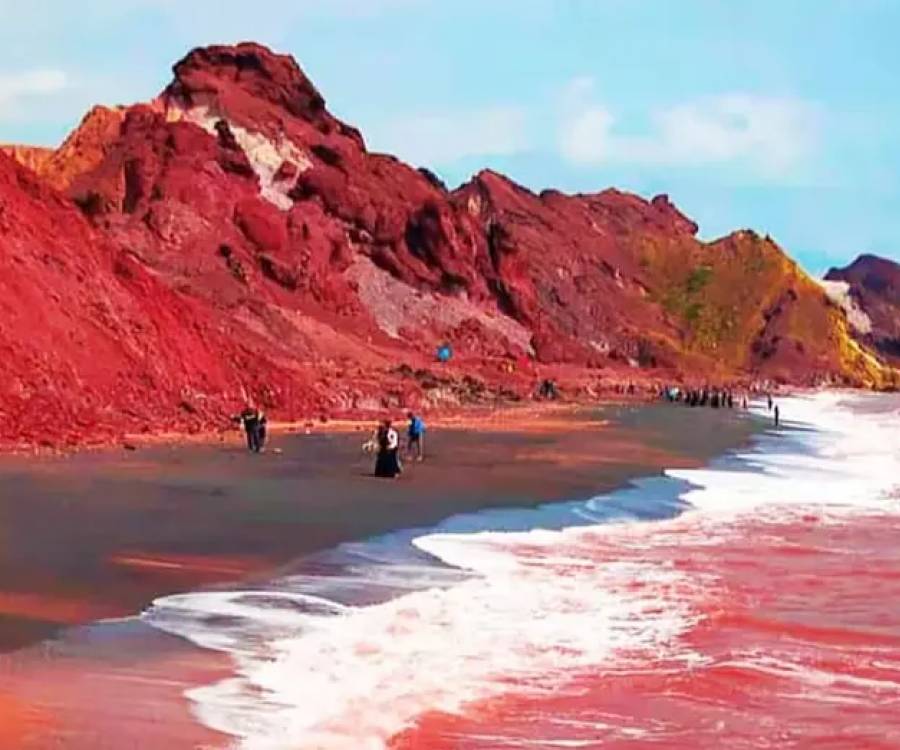 Dónde queda la impactante playa con mar rojo que sorprende a todos