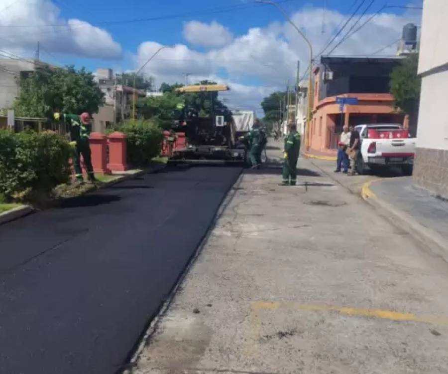 Avenida Mariano Moreno: avanza la pavimentación para mejorar la circulación en la Capital