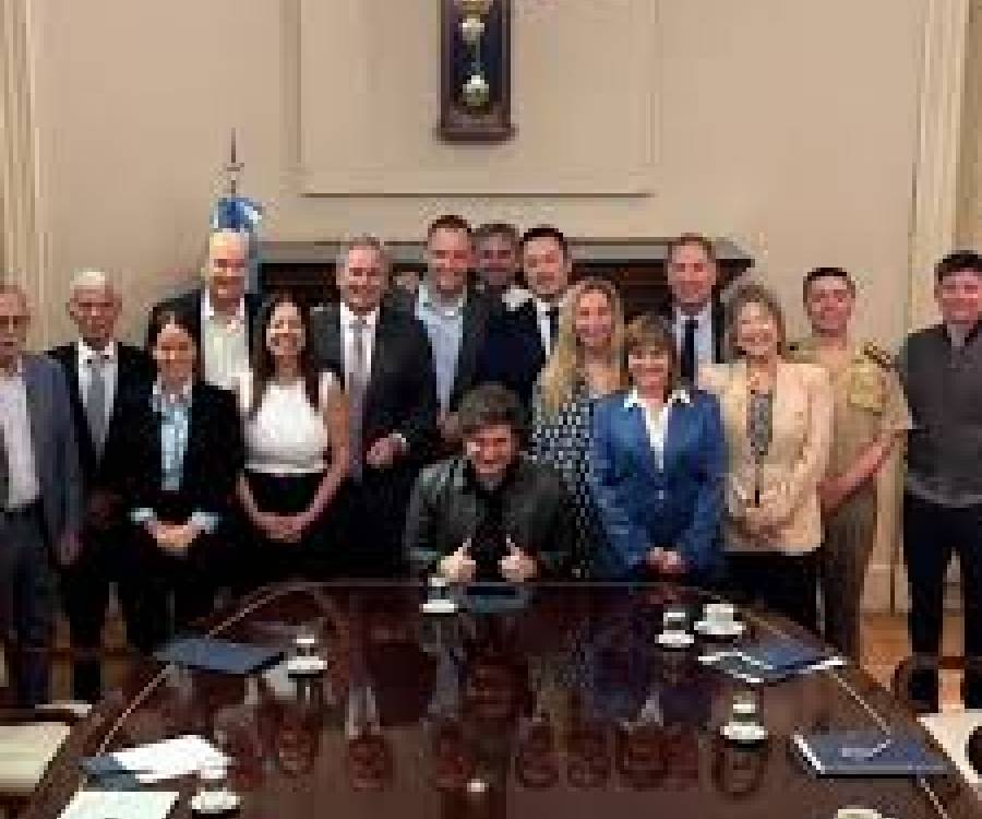 Segun encuesta, la imagen positiva de Milei cayó un 60%