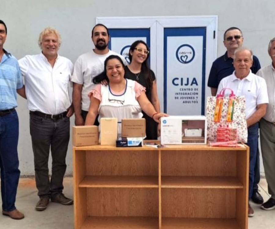 El Club Autos de Época de Catamarca entregó una donación a APANE