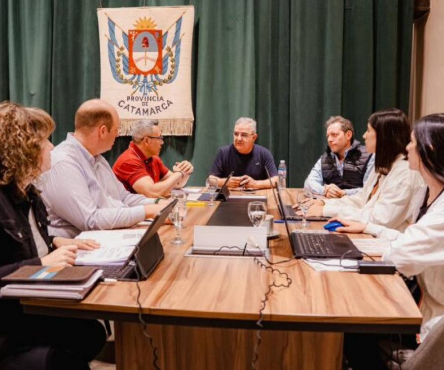 Jalil anunció aumento de $100.000 para becados y un 15% más para contratados