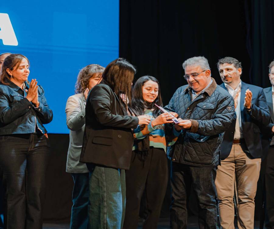 Se otorgaron 500 becas universitarias a jovenes catamarqueños