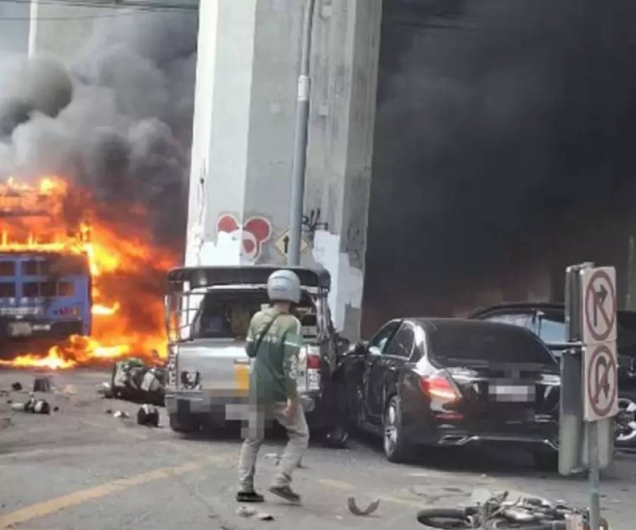 Choque fatal entre tren y colectivo en Bangkok: hay al menos ocho muertos y 35 heridos