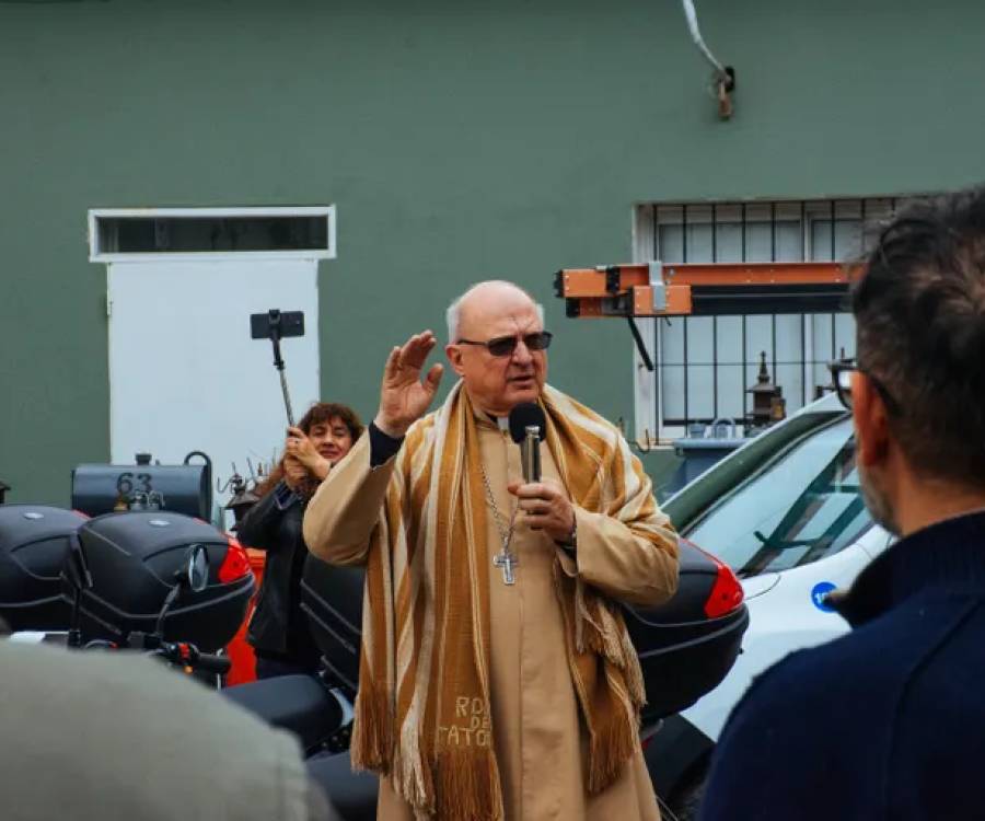 El Obispo Luis Urbanc visitó las instalaciones de EC SAPEM y bendijo la nueva flota de vehículos