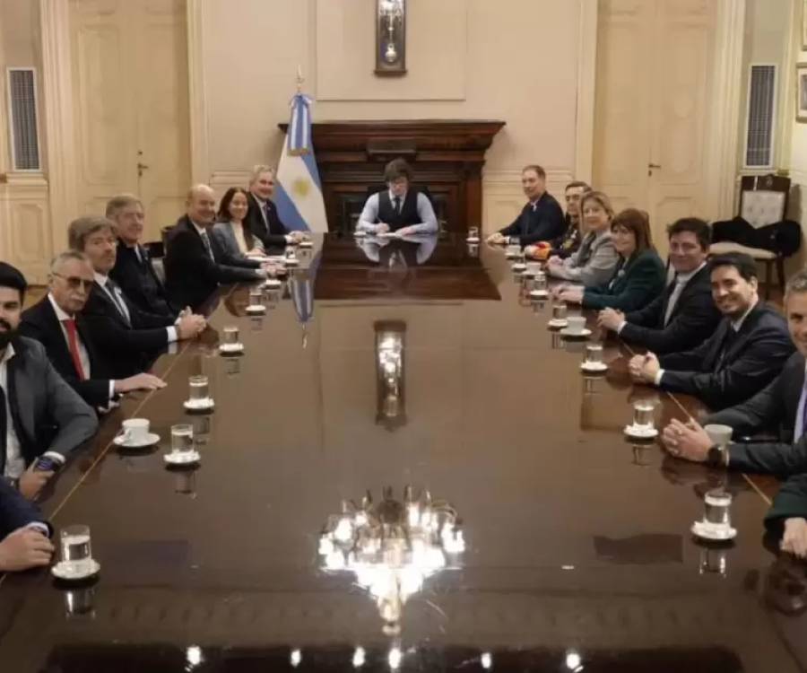 Milei reúne a sus ministros y legisladores en una semana decisiva en el Congreso