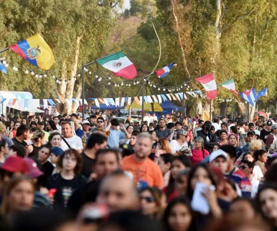 La Feria de las Colectividades reunió a cientos de personas en el Parque Adán Quiroga
