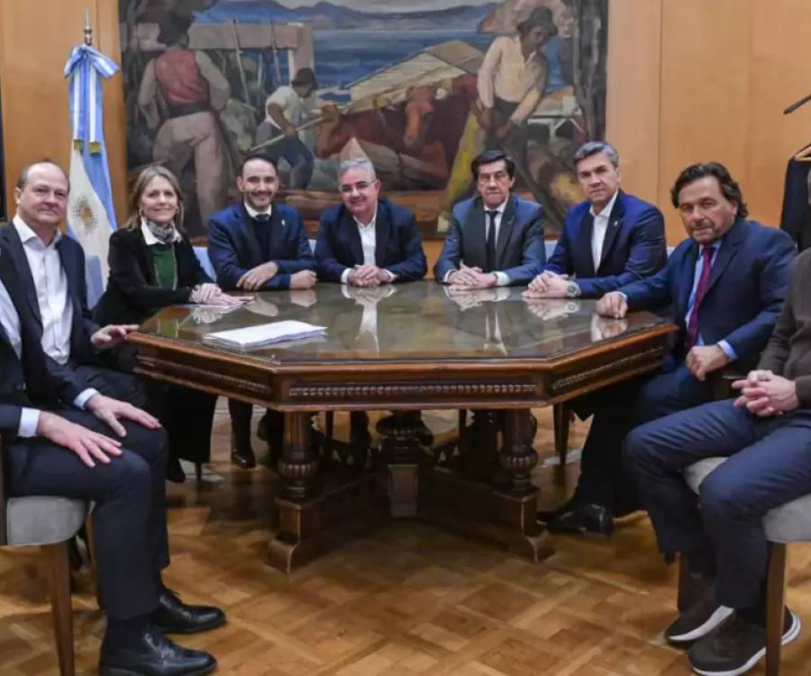 El Gobierno busca cerrar en París el acuerdo que destrabe la reforma electoral