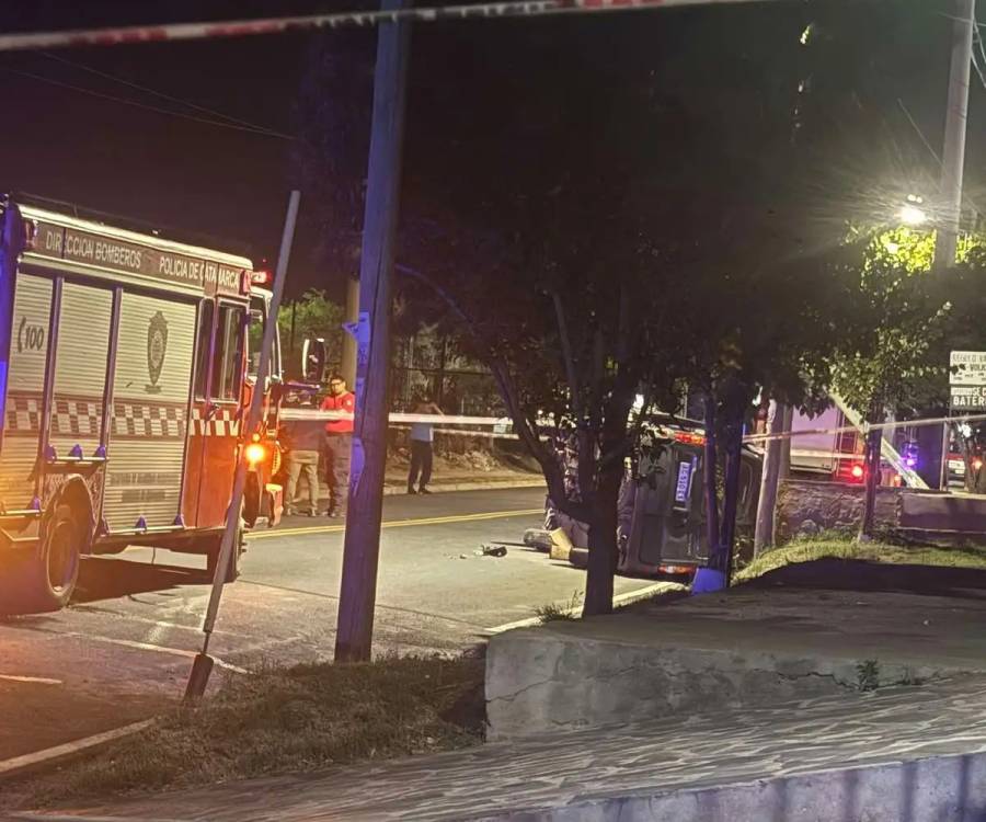Un hombre murió tras el choque y vuelco de un utilitario en la avenida Cobacho