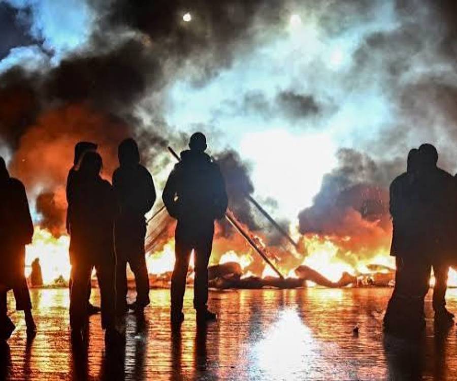 Caos y descontrol en Francia: bloqueos en 413 centros educativos, con miles de estudiantes detenidos