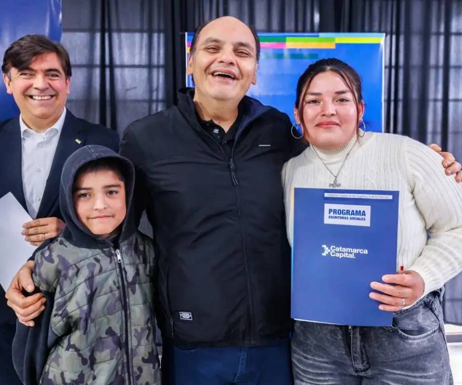 Saadi encabezó una nueva entrega de escrituras gratuitas en el barrio Papa Francisco